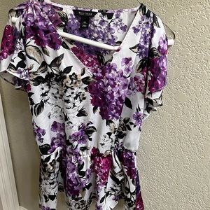 Very pretty Top from White House Black Market. Great Condition